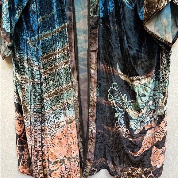 Citron Multicolor Velvet Kimono Robe - Picture 4 of 14